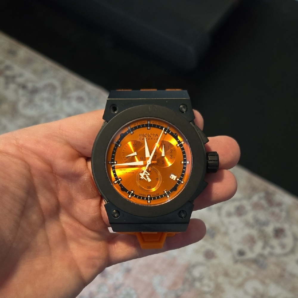 Invicta Smartwatch Black and Orange with Sporty Design